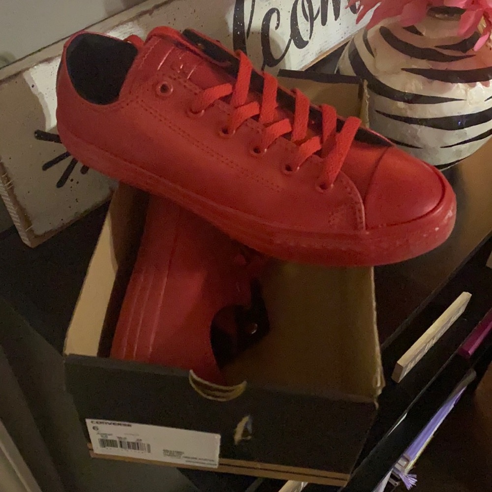 NEW. never worn converse low tops
